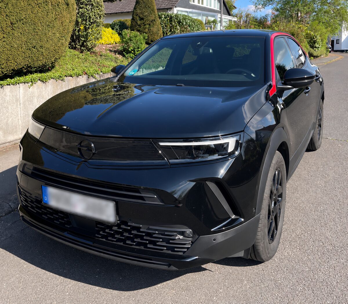 Frisch gereinigter schwarzer SUV von vorne