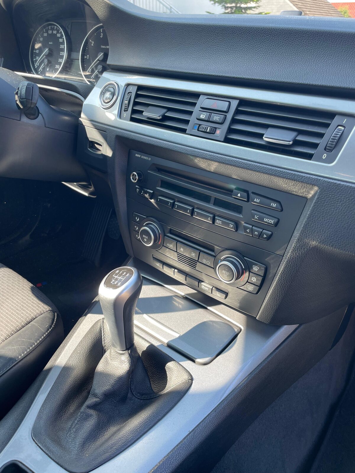 Gereinigte Mittelkonsole mit Radio, Lüftung und Schaltknauf