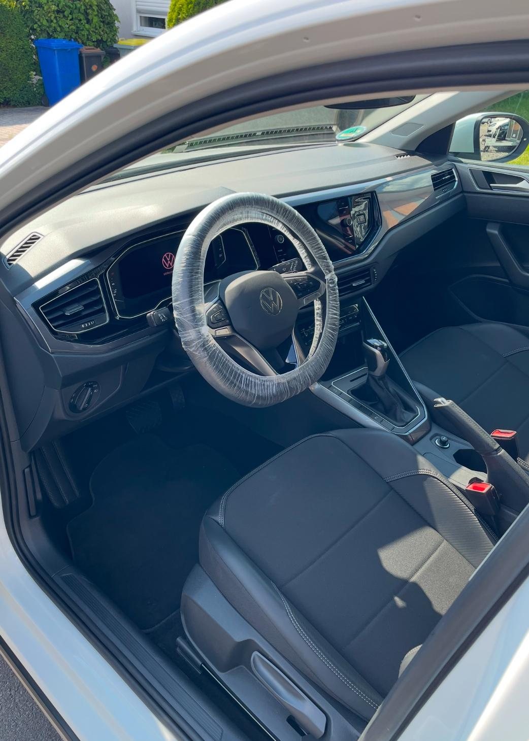 Gereinigtes Cockpit mit Lenkrad und Fahrersitz